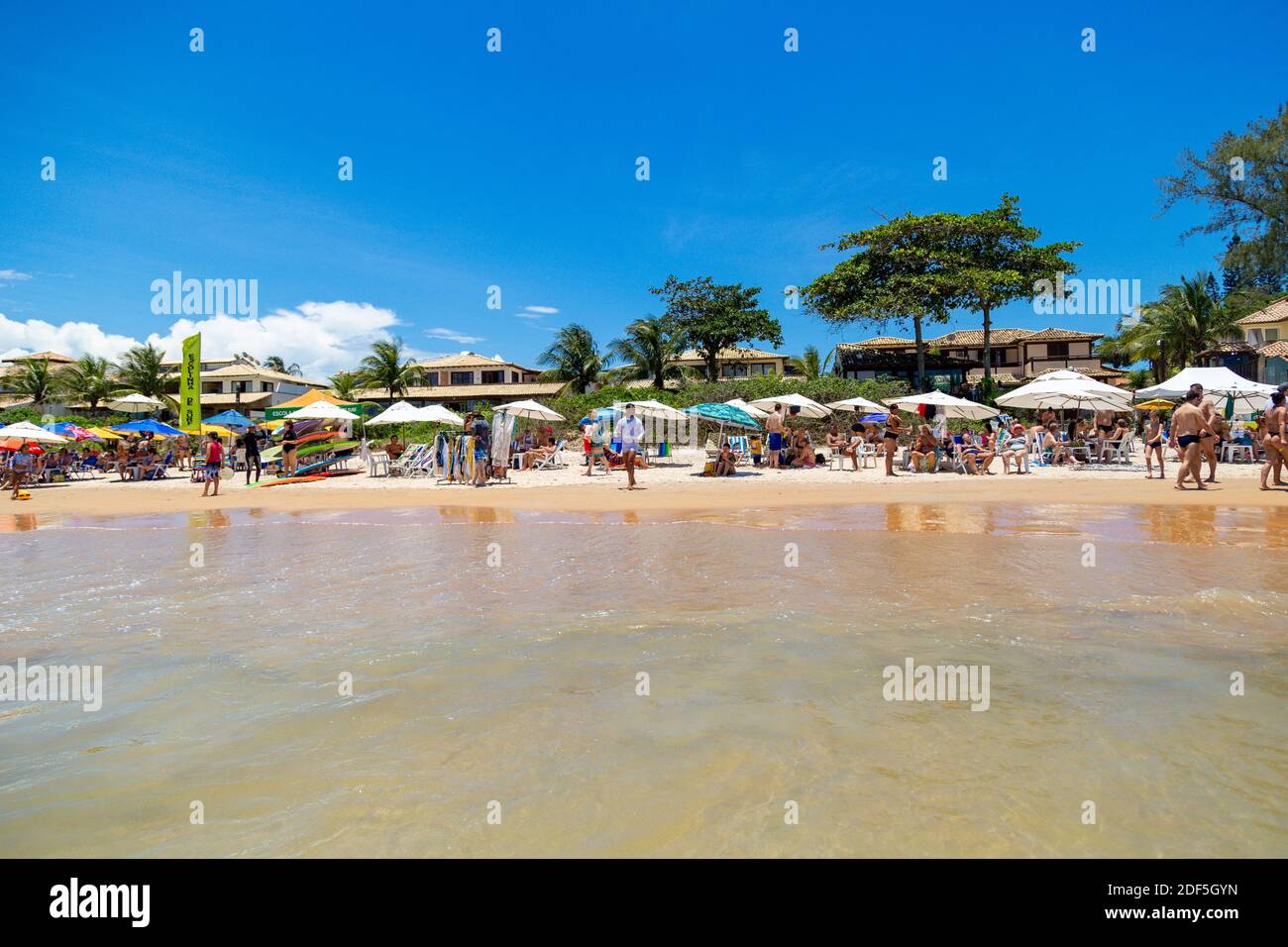 Buzios, Rio de Janeiro, Brésil – 22 décembre 2019 : Praia da Geriba, vue panoramique de cette belle plage. Vue de l'eau de mer. Banque D'Images