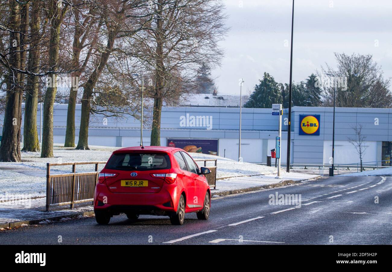 Dundee, Tayside, Écosse, Royaume-Uni. 3 décembre 2020. Météo au Royaume-Uni : la première chute de neige de la saison dans le nord-est de l'Écosse, températures maximales de -1°C. La neige de nuit a formé une couverture de glace gelée écoutant le soleil glacial dans le paysage urbain de Dundee. Crédit : Dundee Photographics/Alamy Live News Banque D'Images