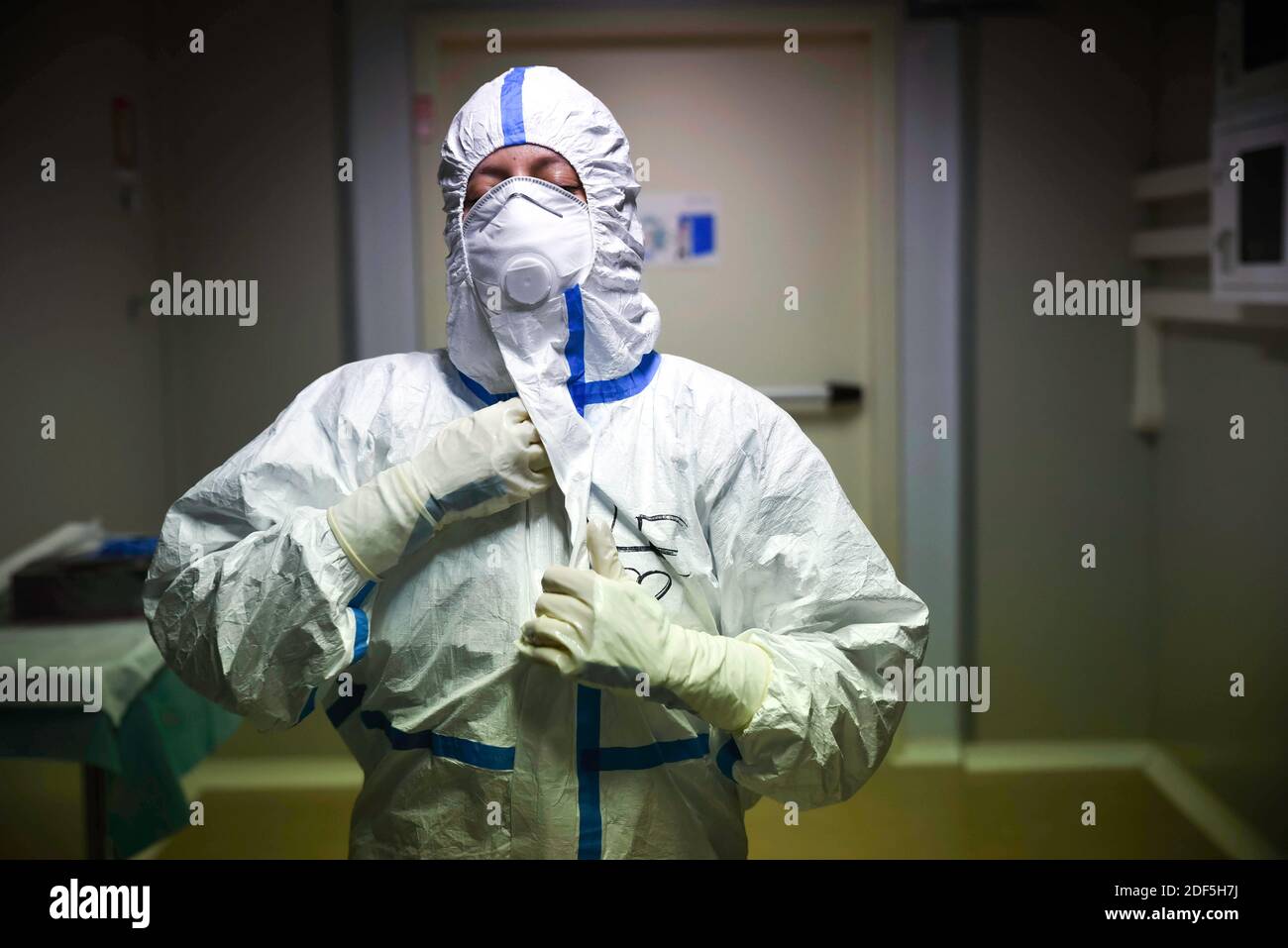 Europe, Italie, région des Abruzzes, l'Aquila, 25 avril 2020 : pandémie du virus Covid-19, urgence du coronavirus. Hôpital San Salvatore, médecins et infirmières Banque D'Images