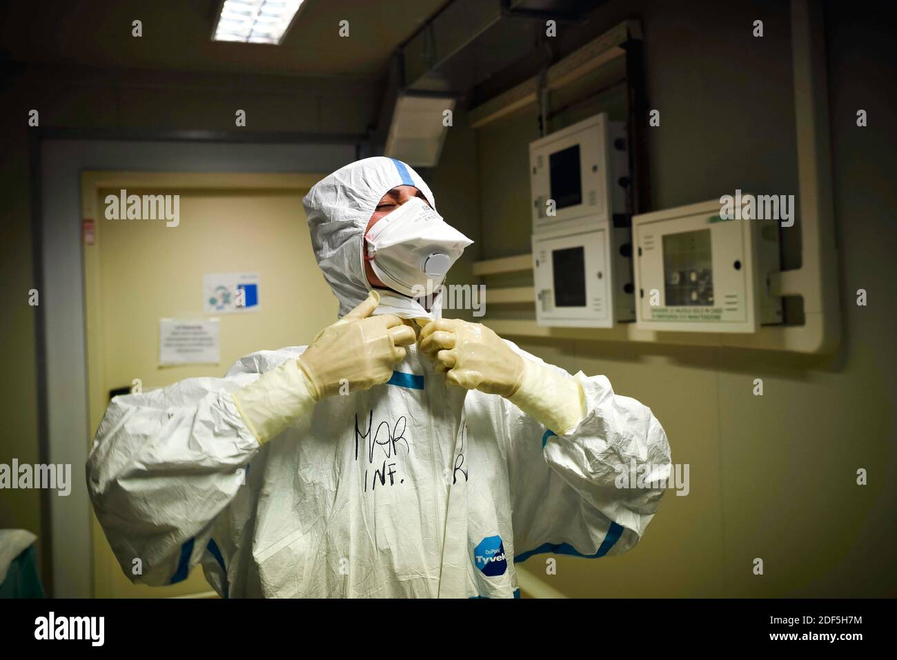 Europe, Italie, région des Abruzzes, l'Aquila, 25 avril 2020 : pandémie du virus Covid-19, urgence du coronavirus. Hôpital San Salvatore, médecins et infirmières Banque D'Images