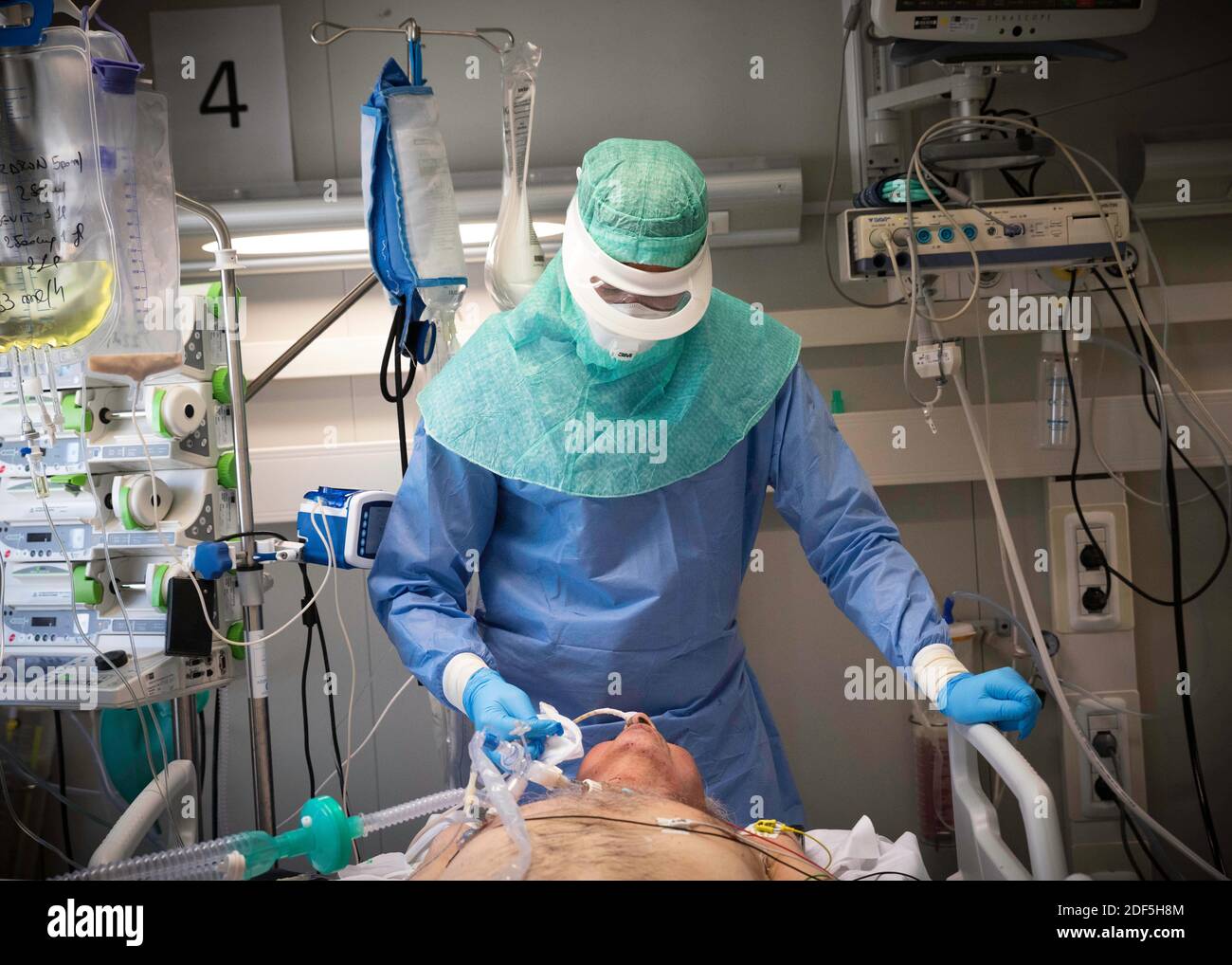 Europe, Italie, région des Abruzzes, l'Aquila, 25 avril 2020 : pandémie du virus Covid-19, urgence du coronavirus. Hôpital San Salvatore, médecins et infirmières Banque D'Images