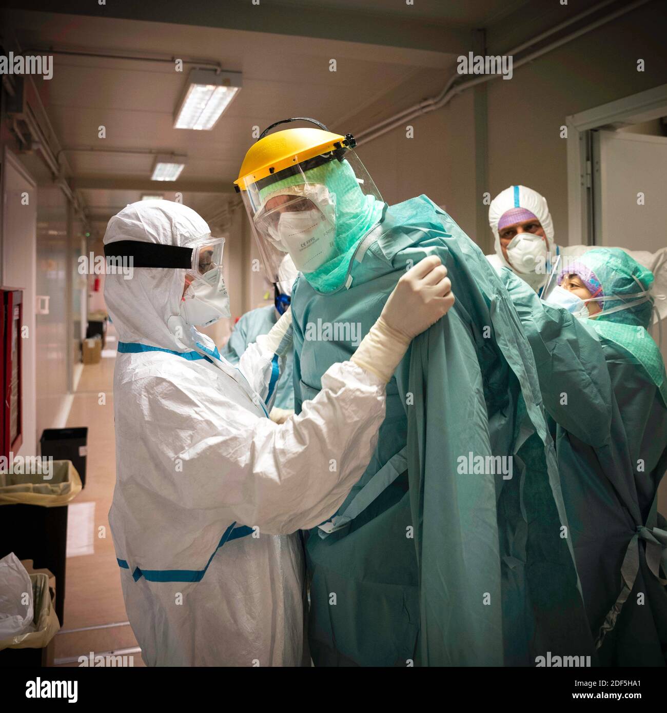 Europe, Italie, région des Abruzzes, l'Aquila, 25 avril 2020 : pandémie du virus Covid-19, urgence du coronavirus. Hôpital San Salvatore, médecins et infirmières Banque D'Images