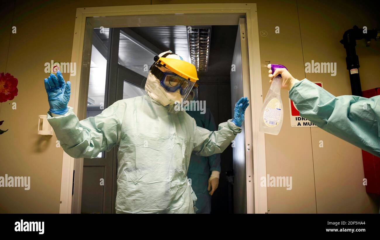 Europe, Italie, région des Abruzzes, l'Aquila, 25 avril 2020 : pandémie du virus Covid-19, urgence du coronavirus. Hôpital San Salvatore, médecins et infirmières Banque D'Images