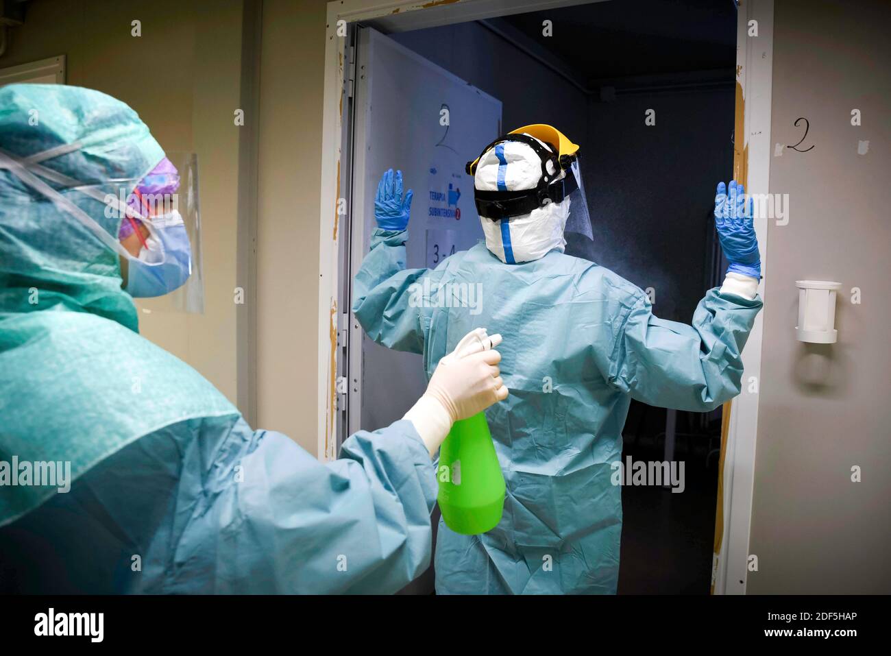 Europe, Italie, région des Abruzzes, l'Aquila, 25 avril 2020 : pandémie du virus Covid-19, urgence du coronavirus. Hôpital San Salvatore, médecins et infirmières Banque D'Images