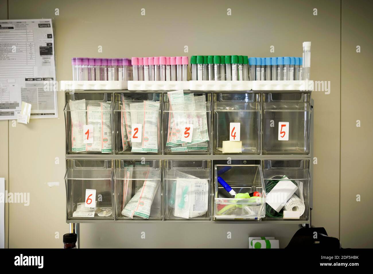 Europe, Italie, région des Abruzzes, l'Aquila, 25 avril 2020 : pandémie du virus Covid-19, urgence du coronavirus. Hôpital San Salvatore, dans la photo le i Banque D'Images