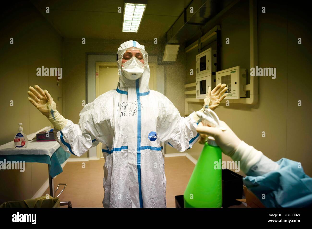Europe, Italie, région des Abruzzes, l'Aquila, 25 avril 2020 : pandémie du virus Covid-19, urgence du coronavirus. Hôpital San Salvatore, médecins et infirmières Banque D'Images