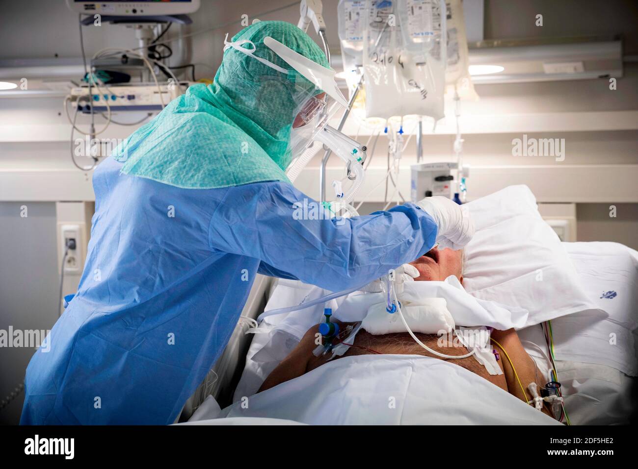 Europe, Italie, région des Abruzzes, l'Aquila, 25 avril 2020 : pandémie du virus Covid-19, urgence du coronavirus. Hôpital San Salvatore, médecins et infirmières Banque D'Images