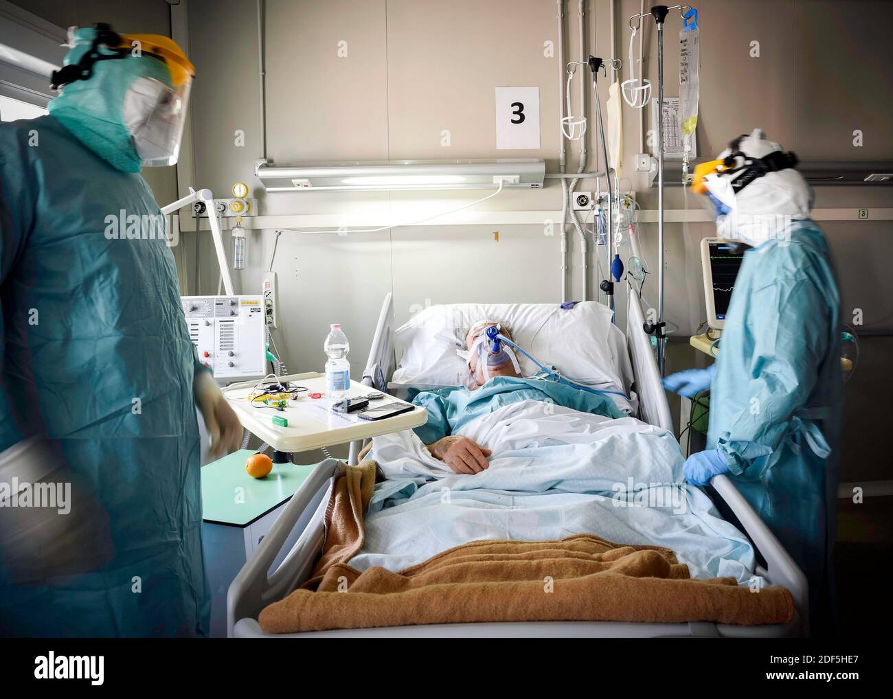Europe, Italie, région des Abruzzes, l'Aquila, 25 avril 2020 : pandémie du virus Covid-19, urgence du coronavirus. Hôpital San Salvatore, médecins et infirmières Banque D'Images