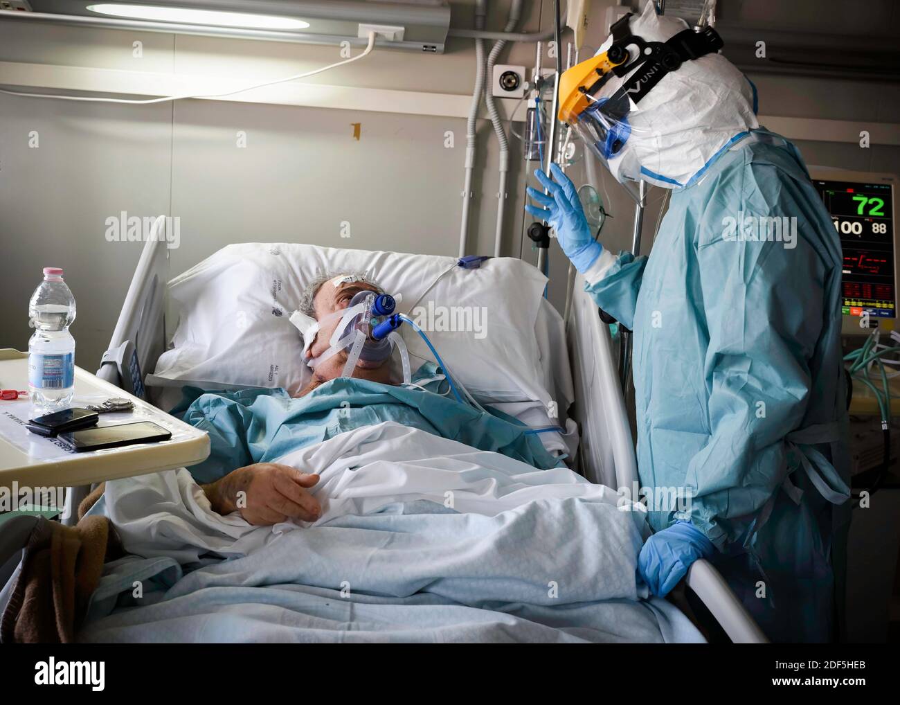 Europe, Italie, région des Abruzzes, l'Aquila, 25 avril 2020 : pandémie du virus Covid-19, urgence du coronavirus. Hôpital San Salvatore, médecins et infirmières Banque D'Images
