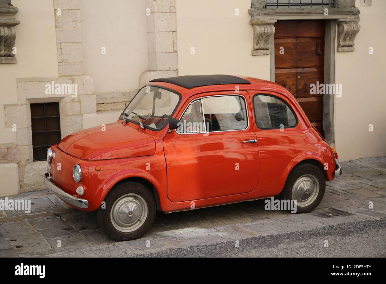 Voiture antique des années 1960 dans les rues de Gubbio, Italie Banque D'Images