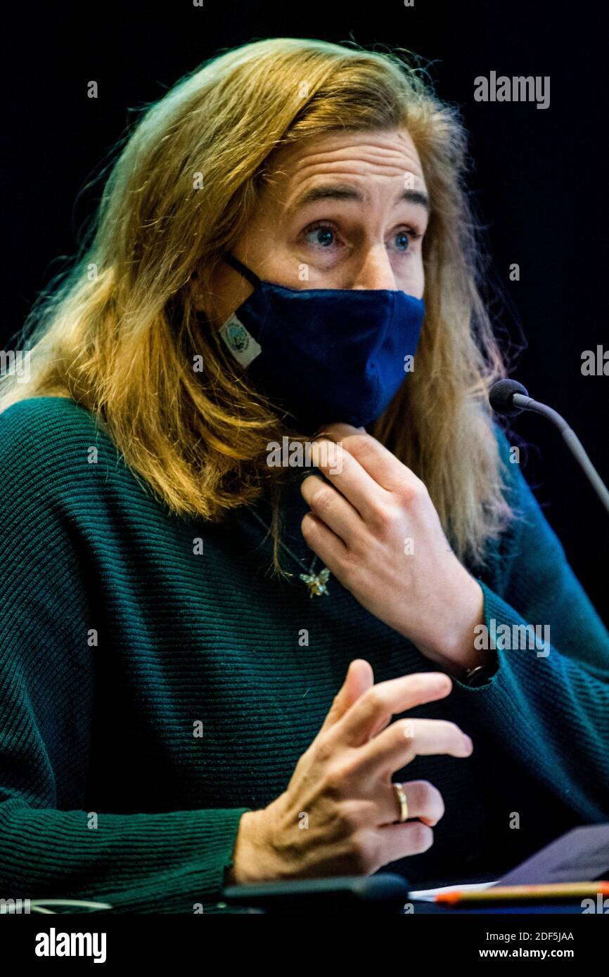 Elke Van den Brandt, ministre de la région bruxelloise, a photographié lors d'une conférence de presse de la région bruxelloise concernant 'SmartMove', le nouveau plan de mobilité pour Banque D'Images