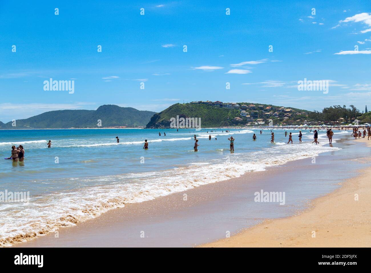 Buzios, Rio de Janeiro, Brésil – 22 décembre 2019 : Praia da Geriba, vue panoramique de cette belle plage. Les gens se baignent dans l'eau de la turqoise. Banque D'Images