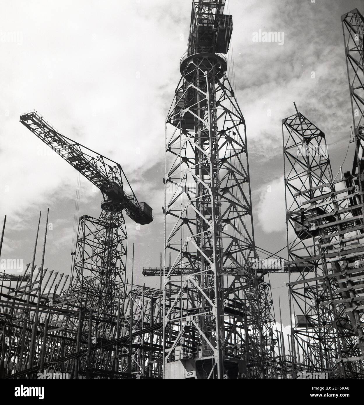 Années 1950, historique, vue des grues géantes et de l'équipement de portique à Belfast Docks, un chantier naval à Belfast, Irlande du Nord. Banque D'Images