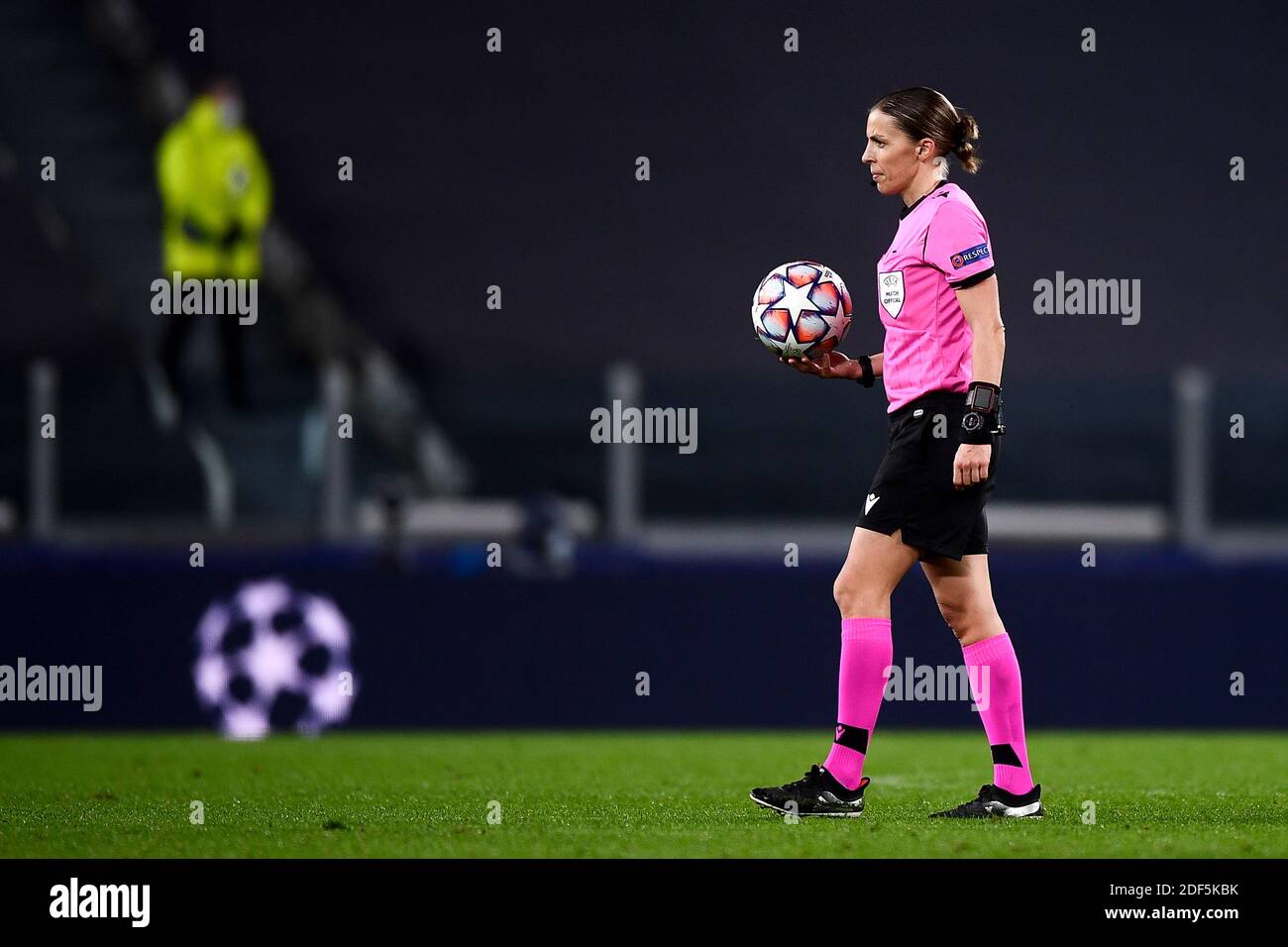 Turin, Italie - 02 décembre 2020 : l'arbitre Stephanie Frappart tient le ballon à la fin de la première moitié lors du match de football du Groupe G de la Ligue des champions de l'UEFA entre le FC Juventus et le FC Dynamo Kyiv. L'arbitre français Stephanie Frappart devient la toute première femme officielle à arbitrer un match de la Ligue des Champions pour hommes. Juventus FC a remporté 3-0 victoires sur Dynamo Kyiv. Credit: Nicolò Campo/Alay Live News Banque D'Images