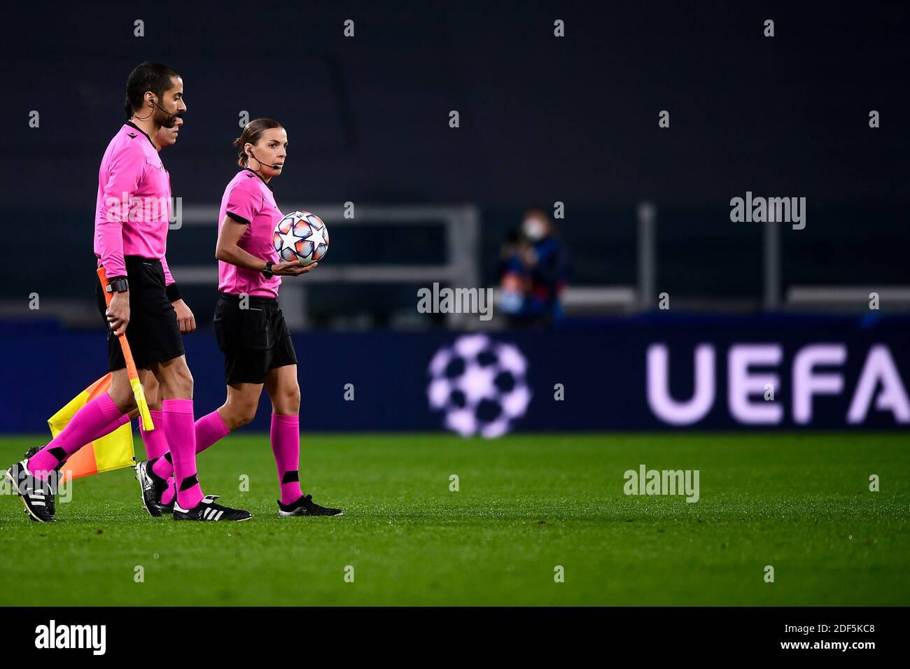 Turin, Italie - 02 décembre 2020 : l'arbitre Stephanie Frappart tient le ballon au début du match de football du Groupe G de la Ligue des champions de l'UEFA entre le FC Juventus et le FC Dynamo Kyiv. L'arbitre français Stephanie Frappart devient la toute première femme officielle à arbitrer un match de la Ligue des Champions pour hommes. Juventus FC a remporté 3-0 victoires sur Dynamo Kyiv. Credit: Nicolò Campo/Alay Live News Banque D'Images