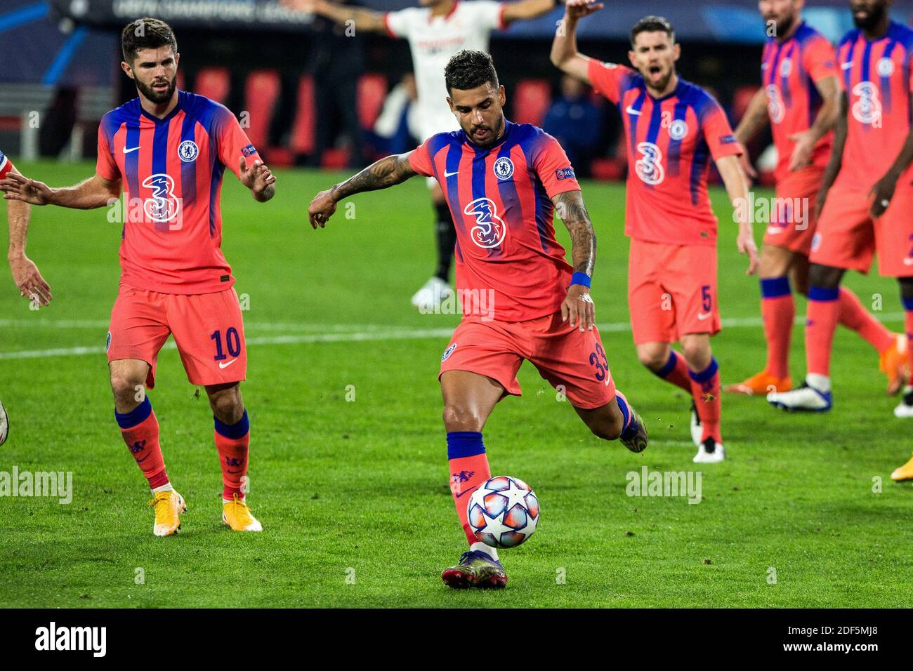 Emerson Palmieri de Chelsea pendant la Ligue des champions de l'UEFA, le match de football du Groupe E entre Sevilla FC et Chelsea FC sur de / LM Banque D'Images Emerson Palmieri de Chelsea pendant la Ligue des champions de l'UEFA, le match de football du Groupe E entre Sevilla FC et Chelsea FC sur de / LM Banque D'Images