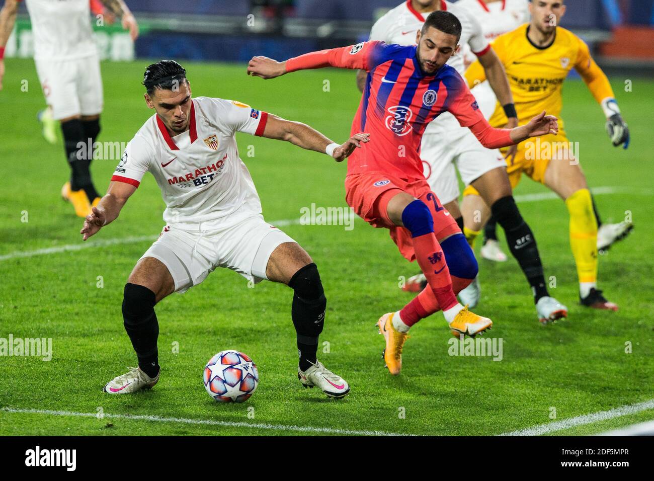 Karim Rekik De Seville Et Hakim Ziyech De Chelsea Pendant La Ligue Des Champions De L Uefa Le Match De Football Du Groupe E Entre Seville Lm Photo Stock Alamy