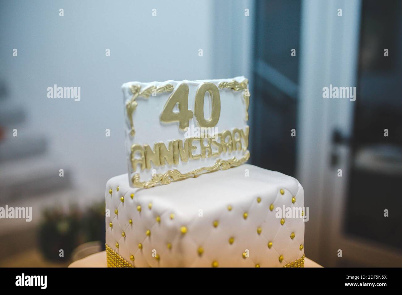 Un gros plan de gâteau d'anniversaire frais et savoureux du quarantième anniversaire Banque D'Images