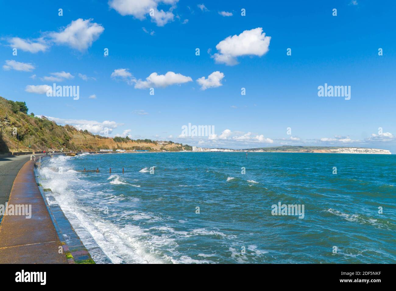 Marée entrante à Shankling avec falaises de Culver en arrière-plan, île de Wight Royaume-Uni. Octobre 2020. Banque D'Images