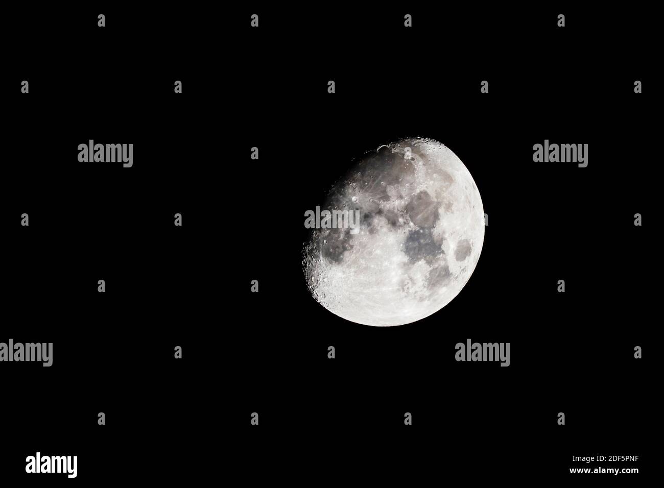 La lune de gibbous en automne de East Finchley, Londres, Royaume-Uni Banque D'Images