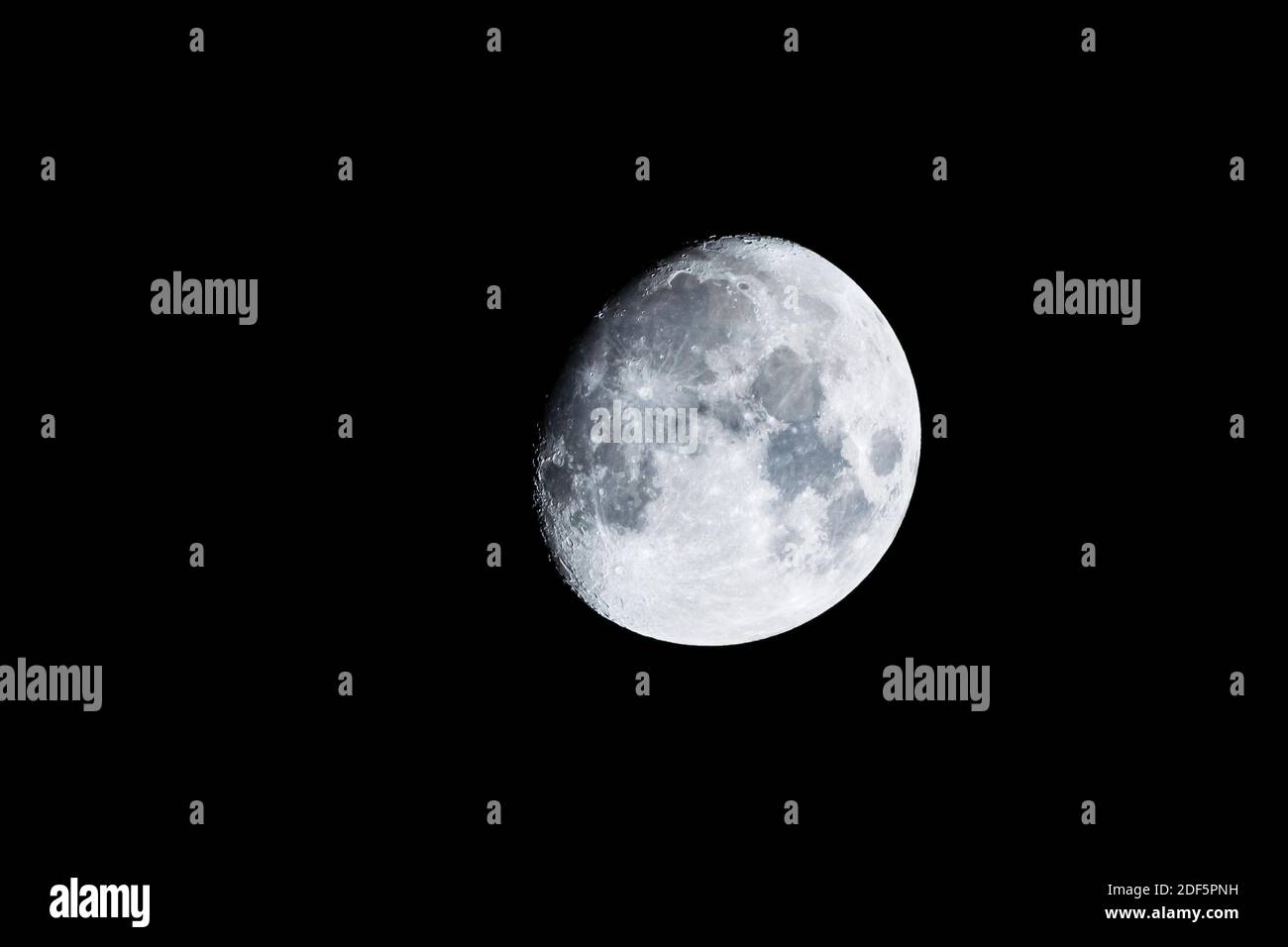 La lune de gibbous en automne de East Finchley, Londres, Royaume-Uni Banque D'Images