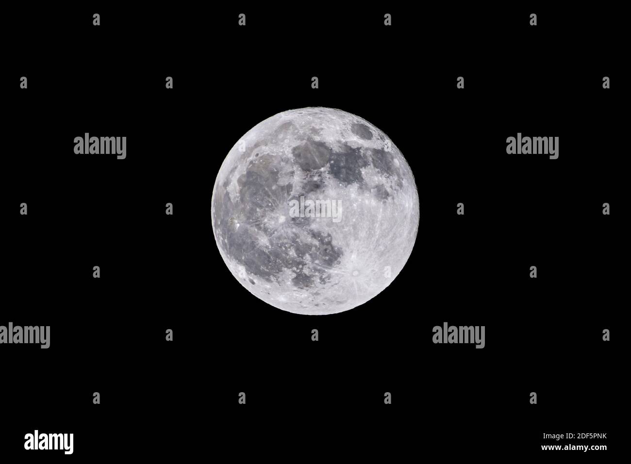 La pleine lune automnale d'East Finchley, Londres, Royaume-Uni Banque D'Images