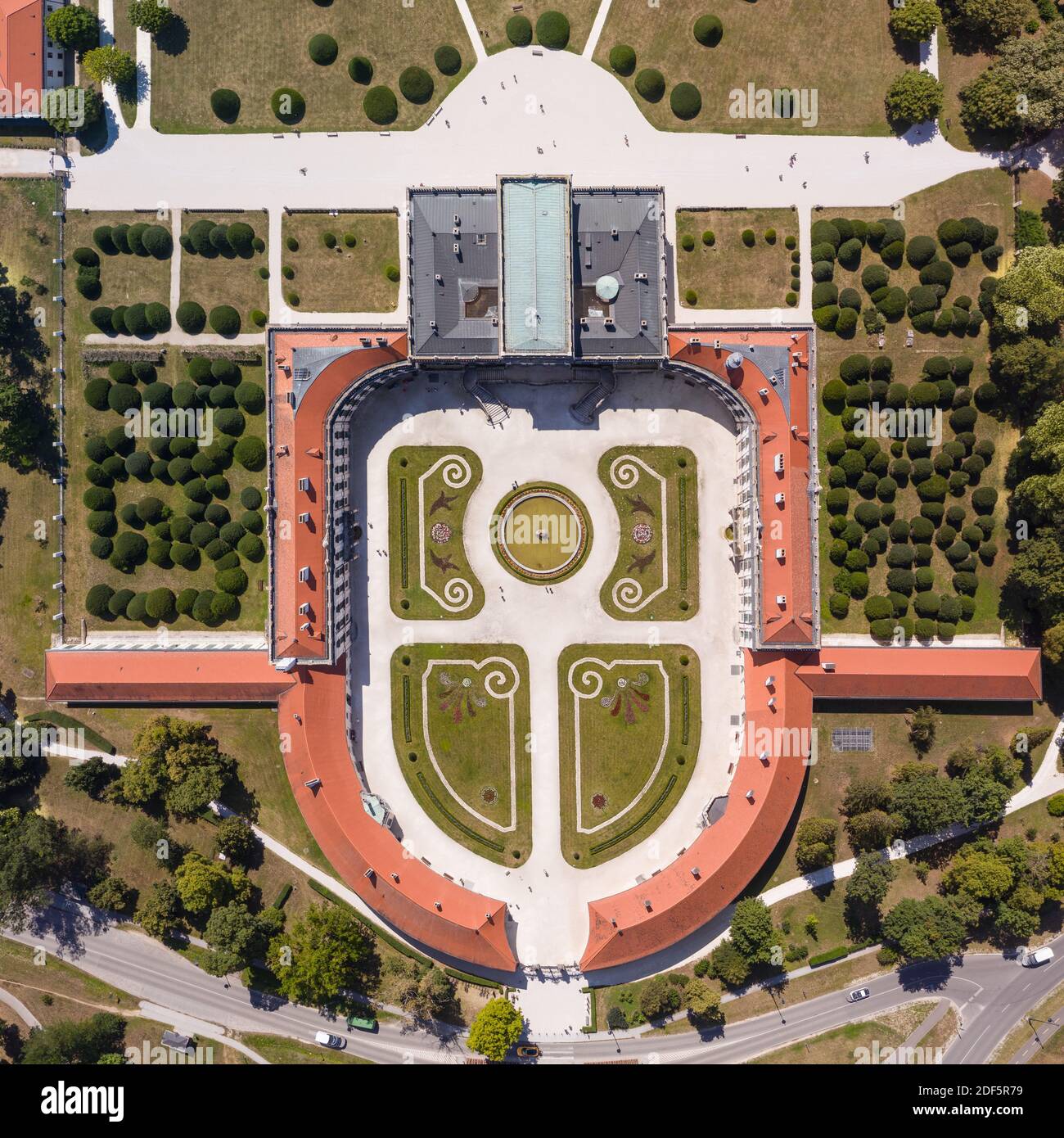 Vue de haut en bas du magnifique château d'Eszterhazy à Fertod, Hongrie Banque D'Images