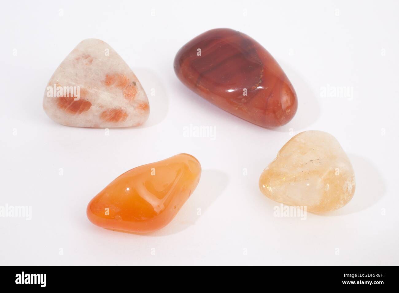 La pierre de pierre précieuse de guérison du chakra sacré a été prise sur un fond blanc Banque D'Images