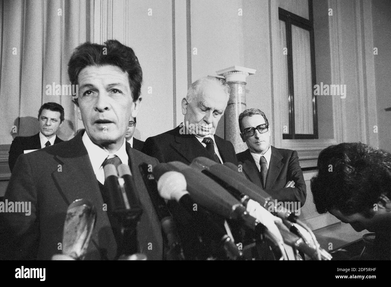 - Roma, febbraio 1976 - consultazioni paramentari al Quirinale che porteranno alla costituzione del Governo Moro V; deledazione del PCI, Partito Comuniista Italiano; Enrico Berlinguer, Luigi Longo ed Edoardo Perna - Rome, février 1976 - consultations parlementaires au Quirinale qui débouchera sur la constitution du gouvernement Moro V; délégation du PCI, Parti communiste italien; Enrico Berlinguer, Luigi Longo et Edoardo Perna. Banque D'Images