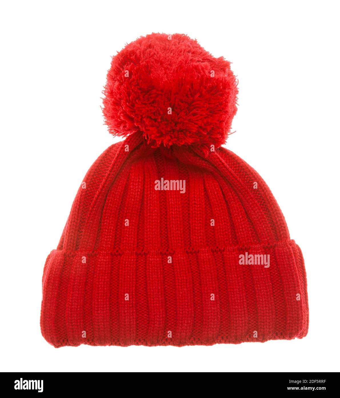 Chapeau de galet d'hiver tricoté rouge de style traditionnel isolé sur fond blanc. Bonnet en laine fait main avec pompon sur le dessus Banque D'Images