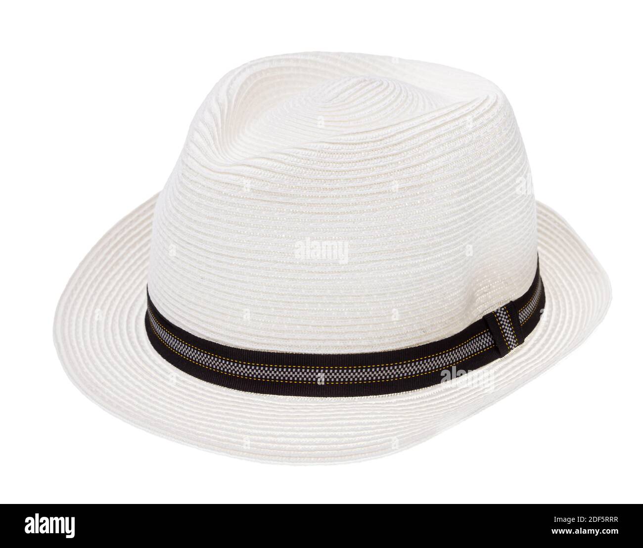 Chapeau panama d'été avec ruban noir isolé sur fond blanc Banque D'Images