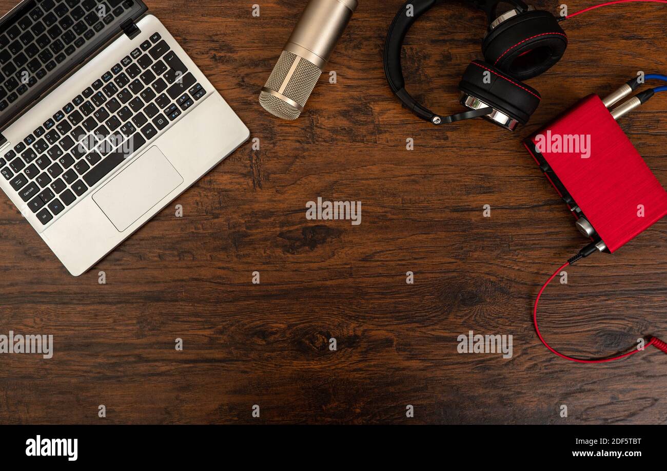 Ordinateur portable, casque, microphone et carte son. Banque D'Images