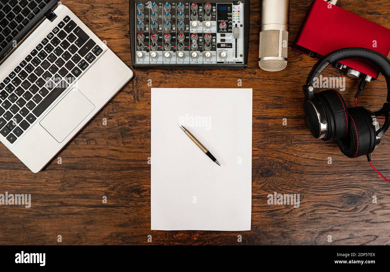 Ordinateur portable, casque, console de mixage, microphone et carte son. Banque D'Images