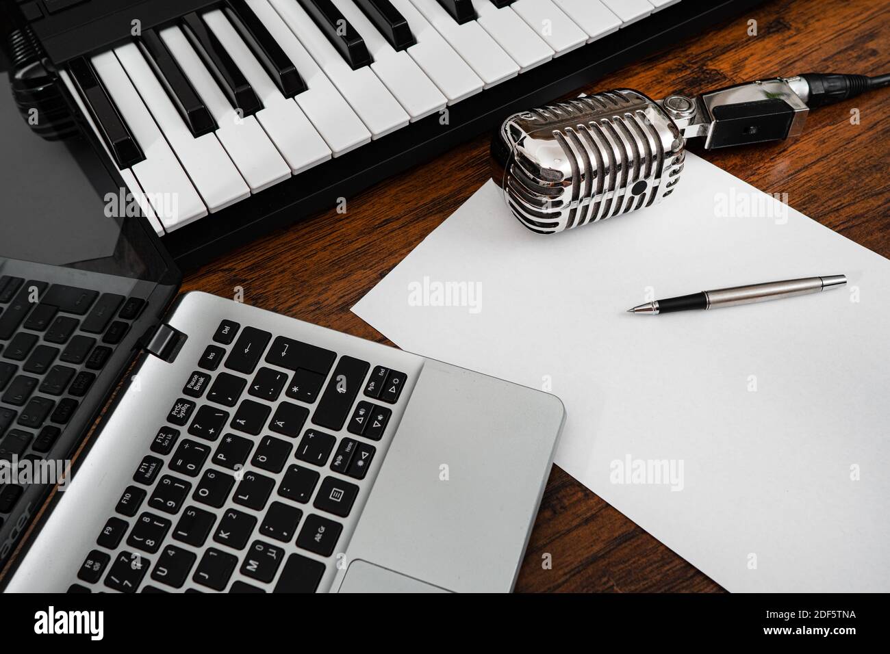 Équipement de studio de musique et livre blanc avec stylo. Concept  d'écriture de chansons Photo Stock - Alamy