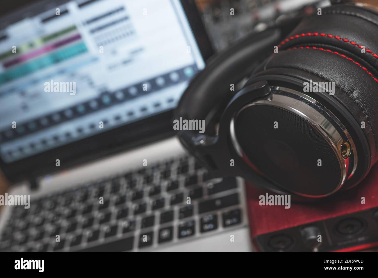 Casque et carte son dans le studio d'enregistrement. Banque D'Images