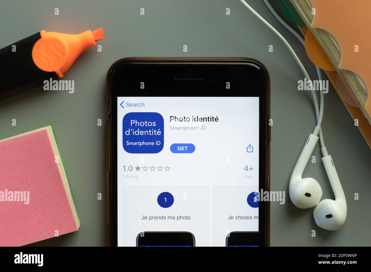 New York, États-Unis - 1er décembre 2020 : icône de l'application mobile photo Identite sur l'écran du téléphone, vue supérieure, Editorial. Banque D'Images