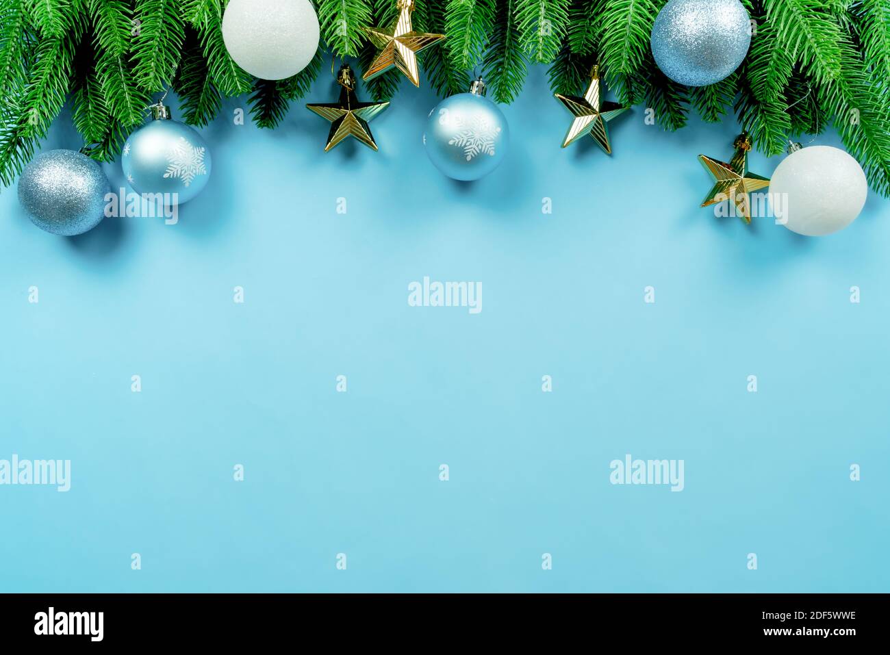 Cadeau de Noël et de pins avec décoration de Noël sur fond bleu Banque D'Images