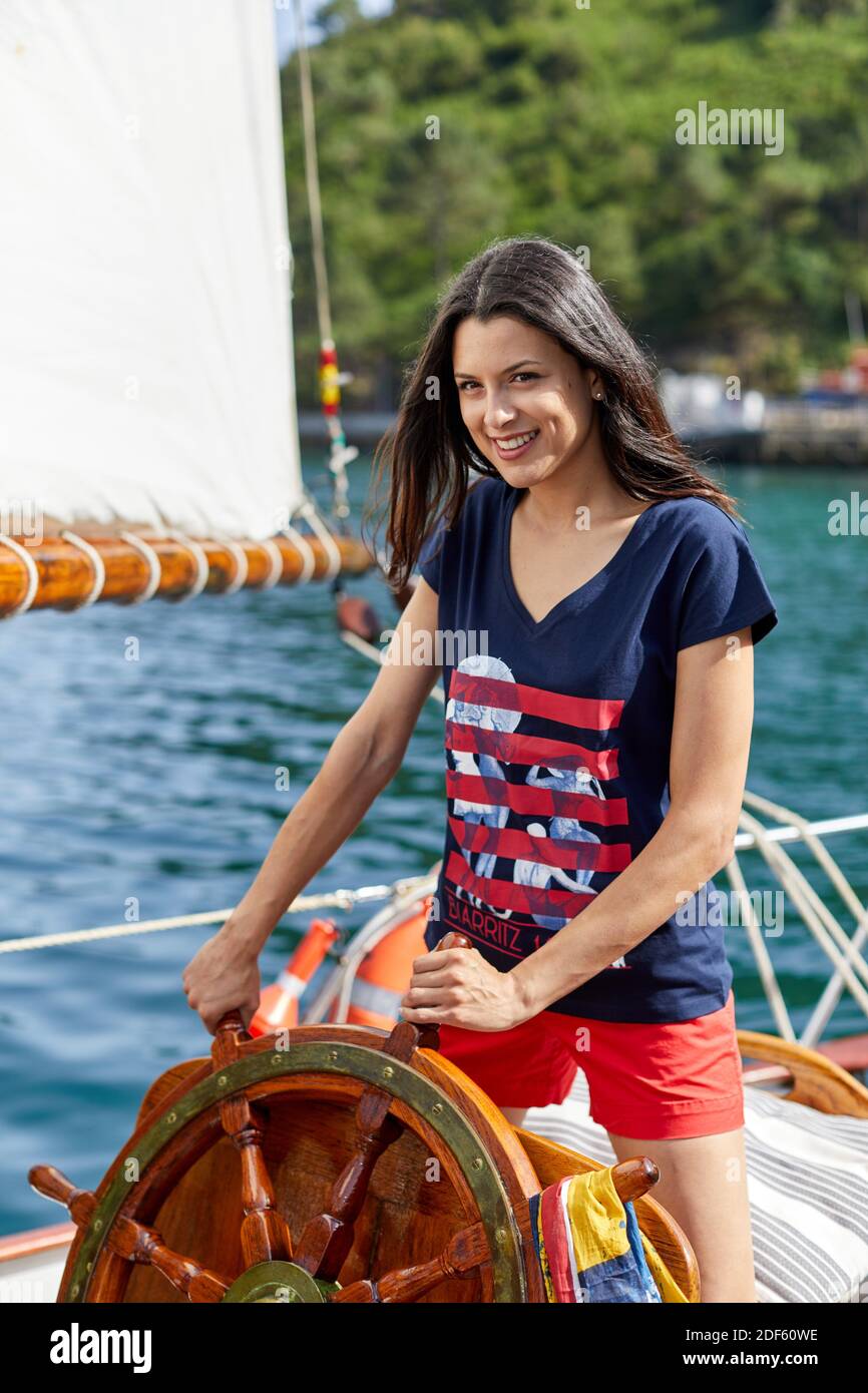 Jeune femme avec vêtements de marin, Helm, Voilier, Pasaia, Gipuzkoa, pays  Basque, Espagne, Europe Photo Stock - Alamy