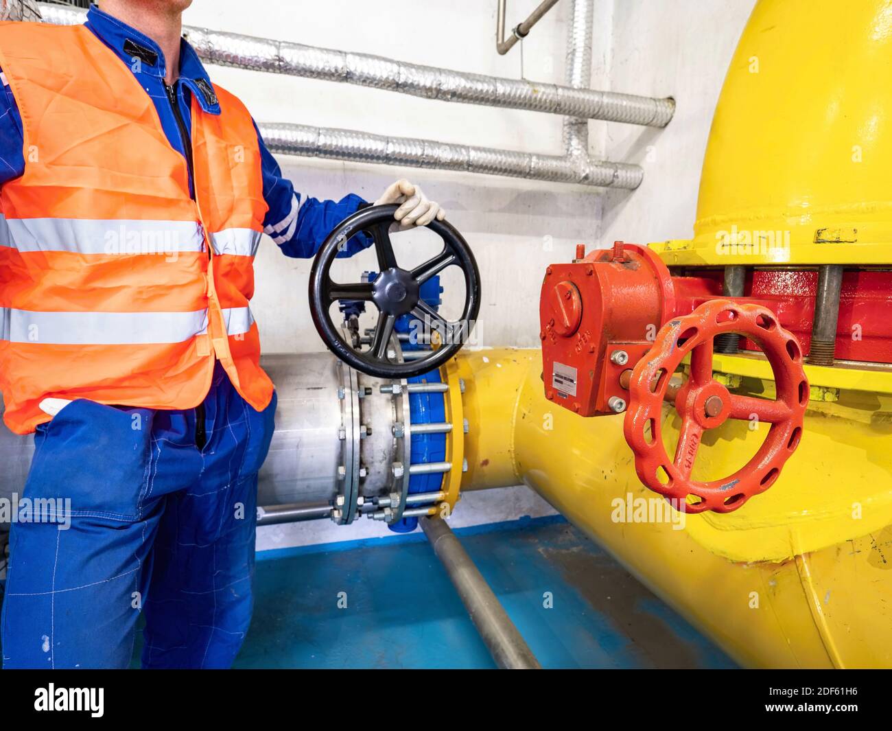 Le personnel technique de la porte-tube à entraînement par gilet réfléchissant. Système de pipeline réparé pour l'alimentation en gaz naturel. Vérification finale de la tuyauterie. Banque D'Images