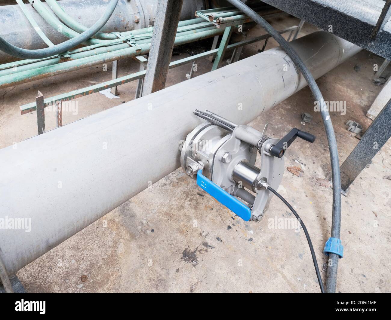 Vanne de canalisation de boue pour la production de biogaz. Télécommandé via servodriver. Contrôle automatique des boues chaudes dans le réservoir de digestion. Banque D'Images