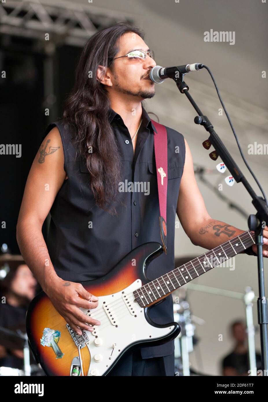 Henry Garza de Los Lonely Boys se présentant au festival Cornbury, Royaume-Uni en 2012 Banque D'Images