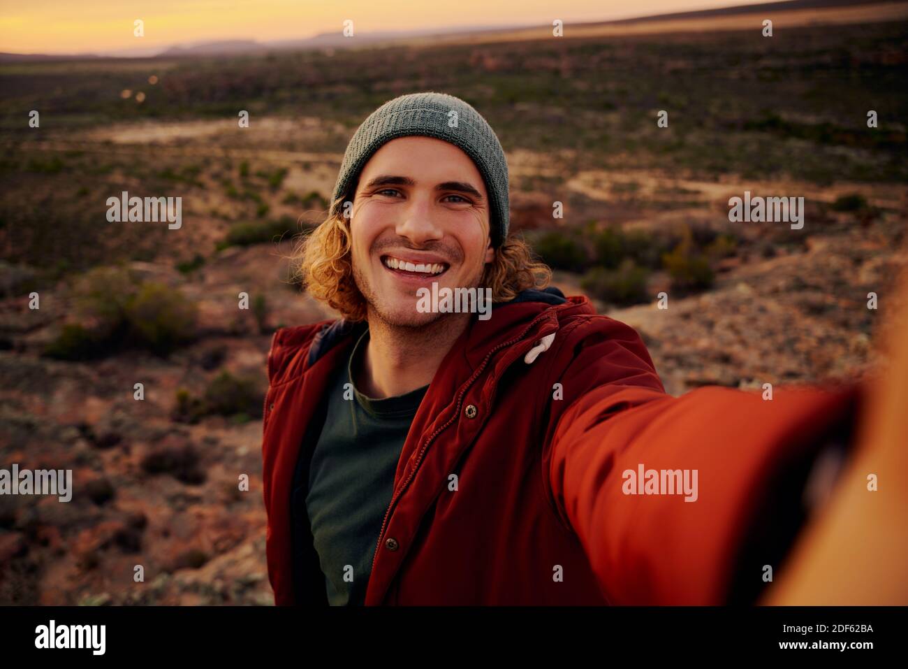 Portrait d'un randonneur heureux et souriant qui prend un selfie le sommet de la montagne Banque D'Images