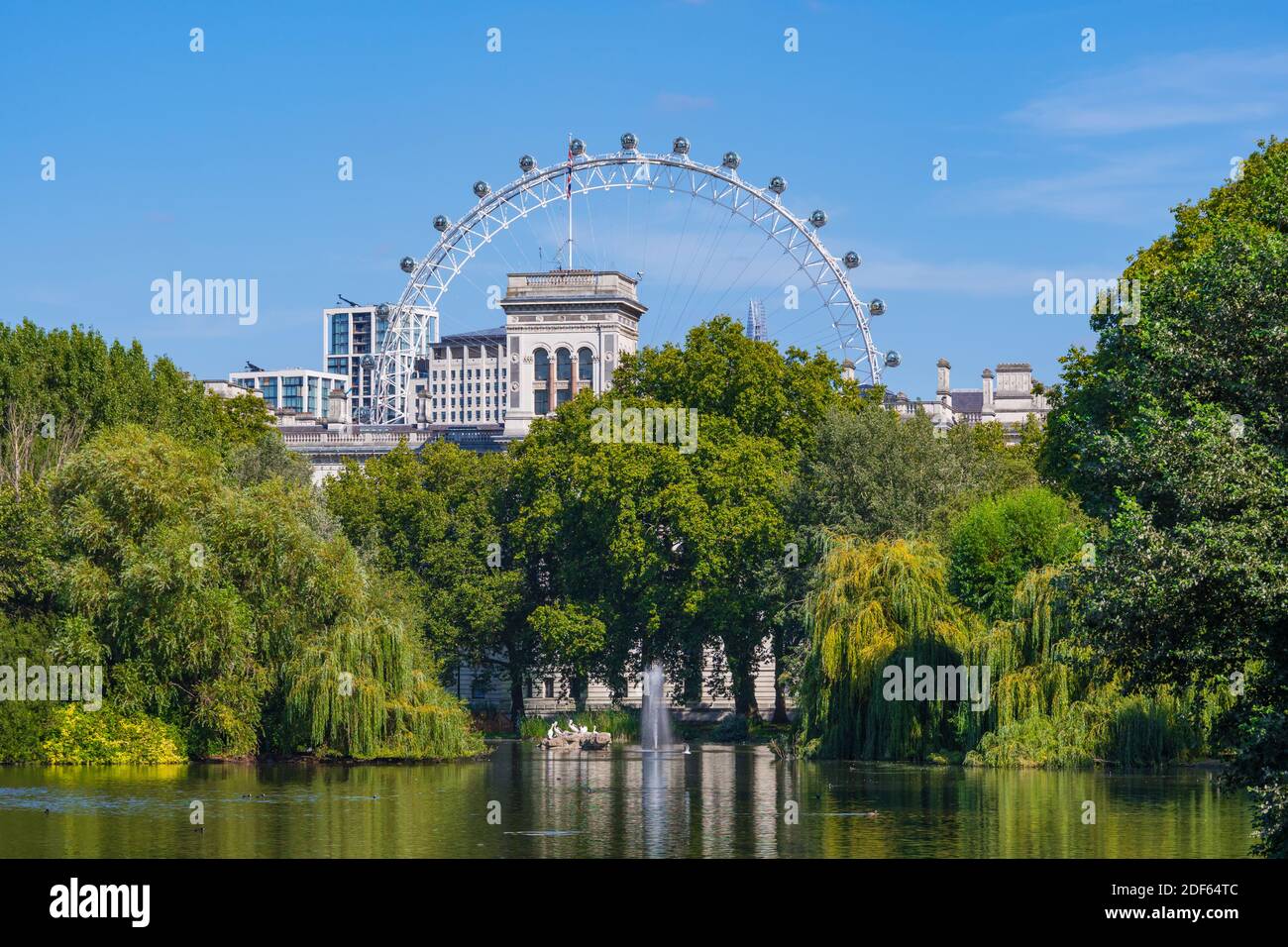 Vue sur le London Eye de Coca-Cola à travers le lac de St James's Park, City of Westminster, London, England, UK. Banque D'Images