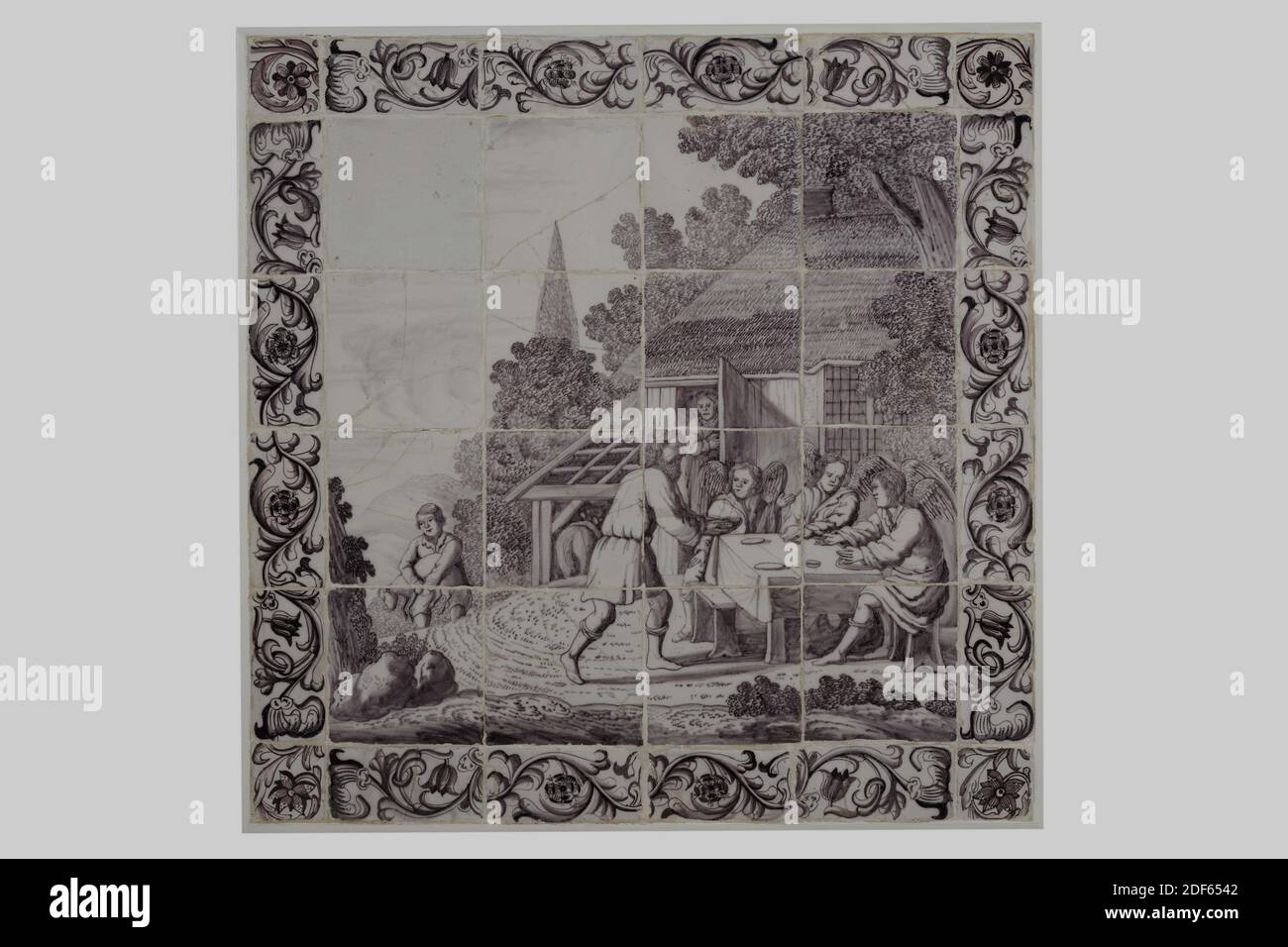 Panneau de tuiles, tableau: Entre 1690-1730, bord: 18e siècle, glaçure d'étain, faïence, avec cadre: 67.5 x 66 x 3.5cm (675 x 660 x 35mm), ange, représentation biblique, rotterdam, panneau de carreaux de seize tuiles ( quatre par quatre) de faïence recouvert de glaçure d'étain et peint en violet. Le tableau montre une représentation biblique (Genèse 18: 1-3): Abraham salue les trois anges. Au premier plan Abraham est représenté debout par une table, dans ses bras il tient un bol de nourriture. Derrière la table se trouvent trois anges ailés. Sara est debout derrière eux dans la porte d'une maison. Dans l'arrière-plan gauche a Banque D'Images