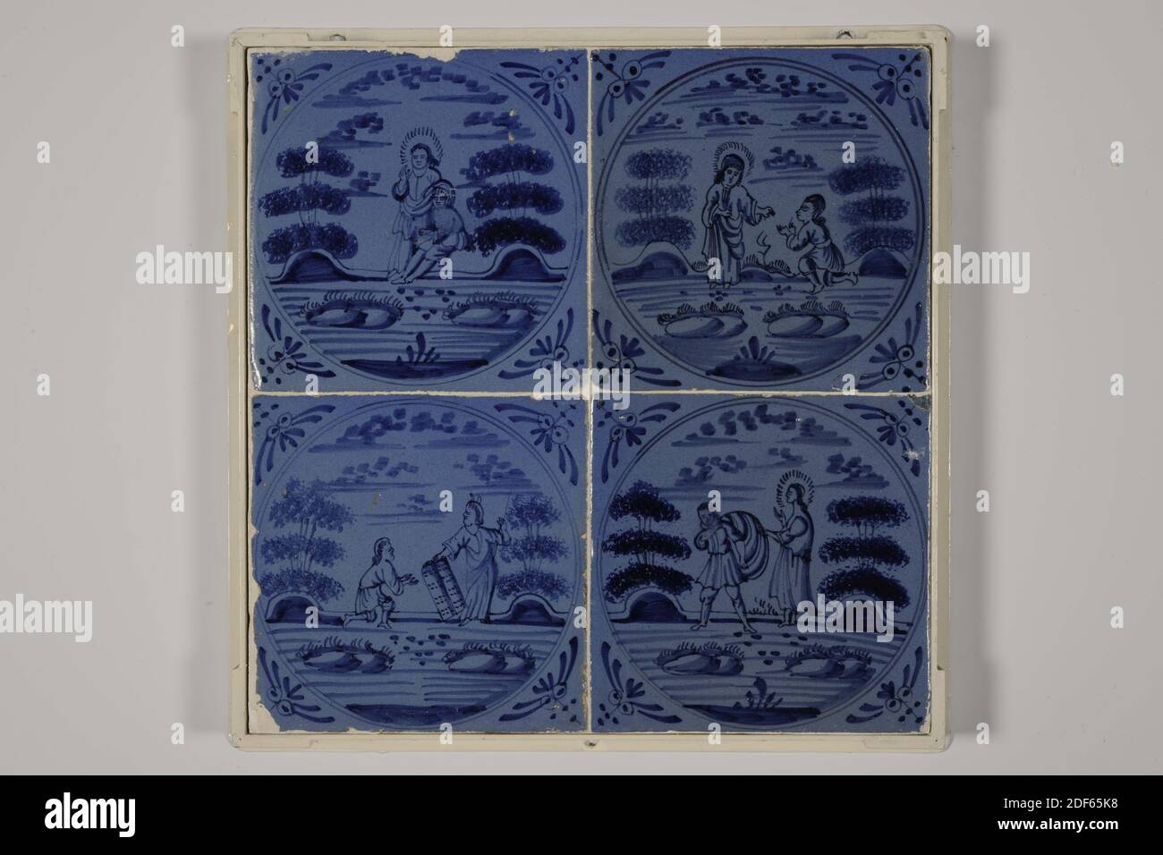 Champ de carreaux, Anonyme, deuxième moitié du XVIIe siècle, glaçure d'étain, faïence, général: 26 x 26 x 2.5cm (260 x 260 x 25mm), représentation biblique, utrecht, champ de carreaux de quatre (deux par deux) carreaux de faïence recouverts de glaçure d'étain et peints en bleu. Sur les quatre tuiles, une représentation du Nouveau Testament est représentée dans un cercle. La tuile en haut à gauche montre deux femmes par une tombe ouverte. La tuile au-dessus de droite représente un homme sur ses genoux face à un homme debout avec un halo. Un petit diable au-dessus de la tête de l'homme à genoux. En bas à gauche un homme avec une couronne, assis sur une chaise avec un homme debout dedans Banque D'Images