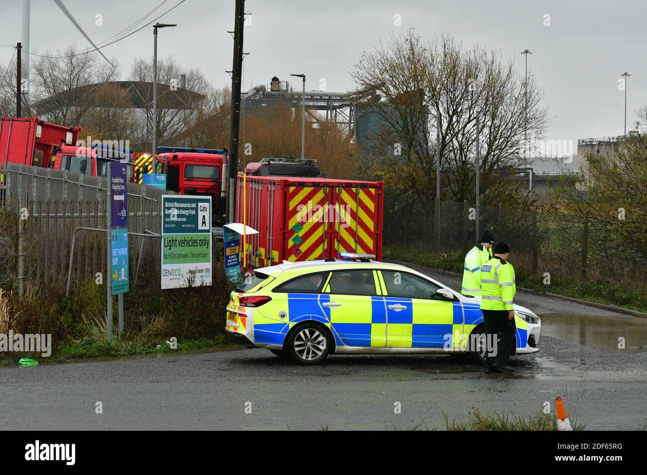 Bristol, Royaume-Uni. 03ème décembre 2020. Grande explosion à Kings Weston Lane Bristol. Plusieurs personnes ont été blessées. Les équipes d'incendie et de sauvetage Avon de Bristol, Yate, Patchway, Southmead et Kingswood sont sur place. Crédit photos: Robert Timoney/Alamy Live News Banque D'Images