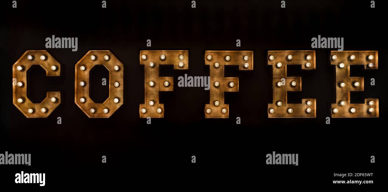 Café en carton composé de lettres en bois et d'ampoules Banque D'Images