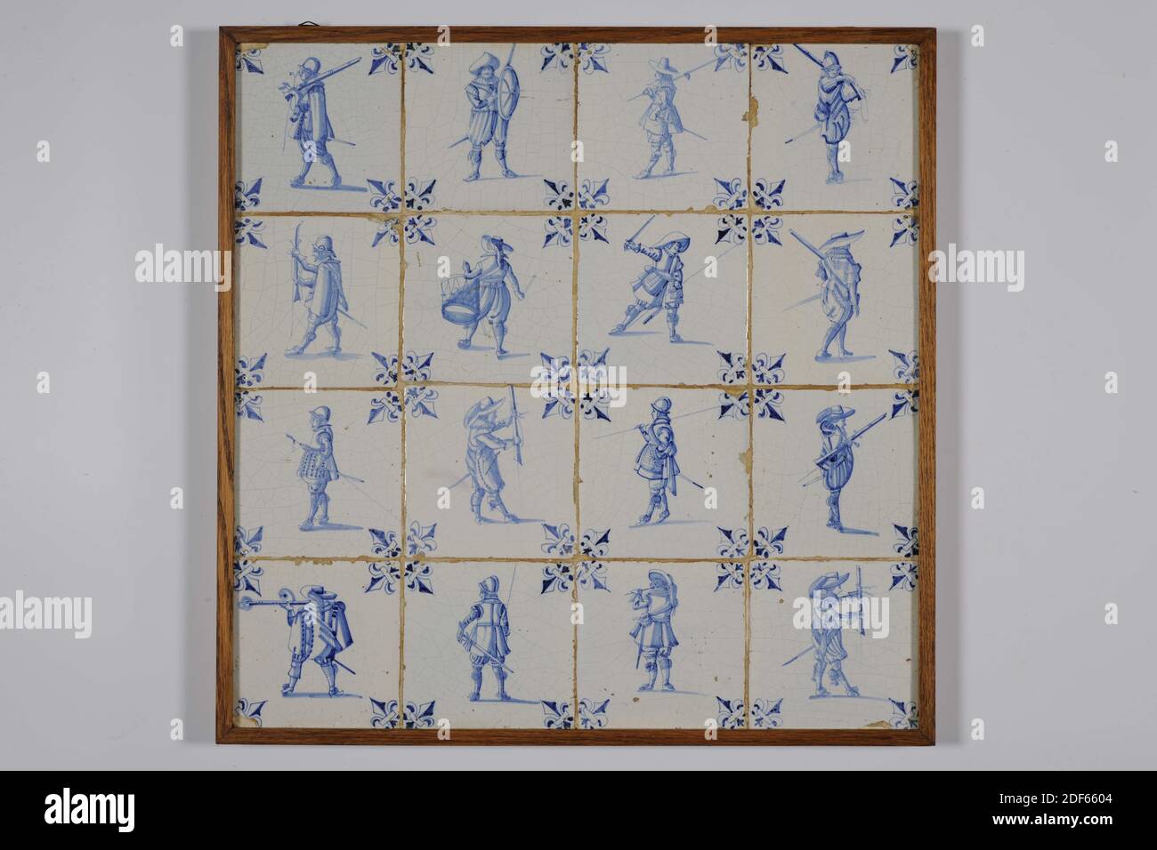 Champ de tuiles, Anonyme, deuxième quart du XVIIe siècle, glaçure d'étain, faïence, avec cadre: 54 x 54 x 2,6cm (540 x 540 x 26mm), soldat, champ de tuiles de seize tuiles (quatre par quatre) de faïence recouvertes de glaçure d'étain et peintes en bleu. Un soldat est représenté au centre sur les carreaux. Les tuiles ont un nénuphar comme motif de coin, Date 1995 Banque D'Images