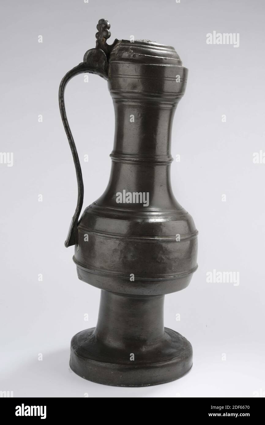 Carafe, Anonyme, XVIIe siècle, moulée, pichet à vin avec couvercle convexe à charnières sur les deux côtés. Le couvercle est doté d'une poignée en forme de crochet. La verseuse a une oreille sphérique. Le ventre, le cou et le couvercle sont décorés de lignes horizontales. La verseuse est marquée sur le dessus du couvercle et sur le dessous. À l'intérieur du couvercle se trouve une étiquette dentelée avec une bordure bleue avec la fuite de texte typée, général : 30.4 x 20.5 x 17,3 cm (304 x 205 x 173 mm) Banque D'Images