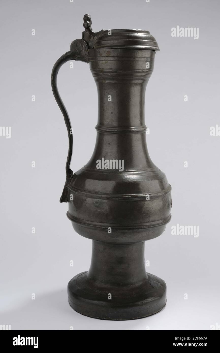 Carafe, Anonyme, XVIIe siècle, moulée, pichet à vin avec couvercle convexe à charnières sur les deux côtés. Le couvercle est doté d'une poignée en forme de crochet. La verseuse a une oreille sphérique. Le ventre, le cou et le couvercle sont décorés de lignes horizontales. La verseuse est marquée sur le dessus du couvercle et sur le dessous. À l'intérieur du couvercle se trouve une étiquette dentelée avec une bordure bleue avec la fuite de texte typée, général : 30.4 x 20.5 x 17,3 cm (304 x 205 x 173 mm) Banque D'Images